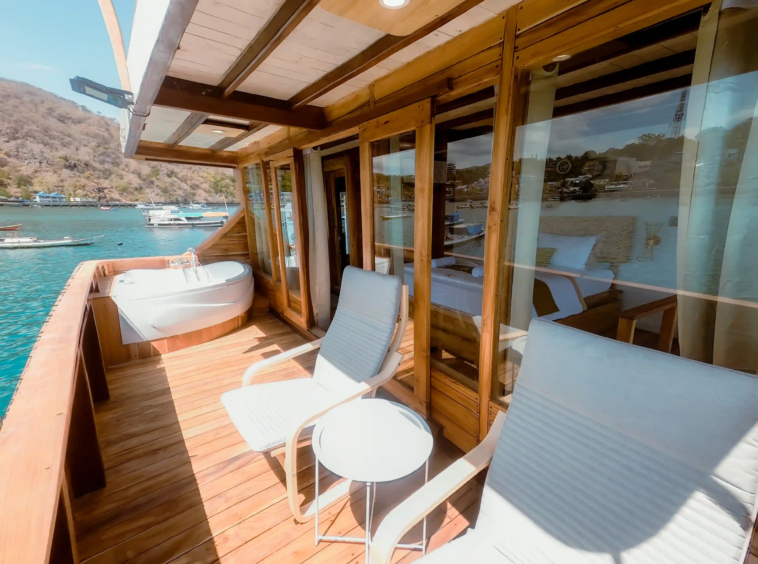 Yumana - Royal Suite Cabin - Open Trip - Labuan Bajo - KiakiaTourId 5